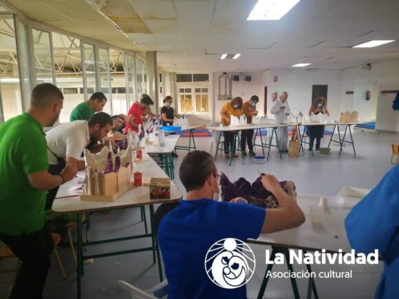 La Asociación de Belenistas la Hoguera ha realizado un curso de Cestería Tradicional y Miniaturas de Belenes en el pabellón  de Ferias y Muestras