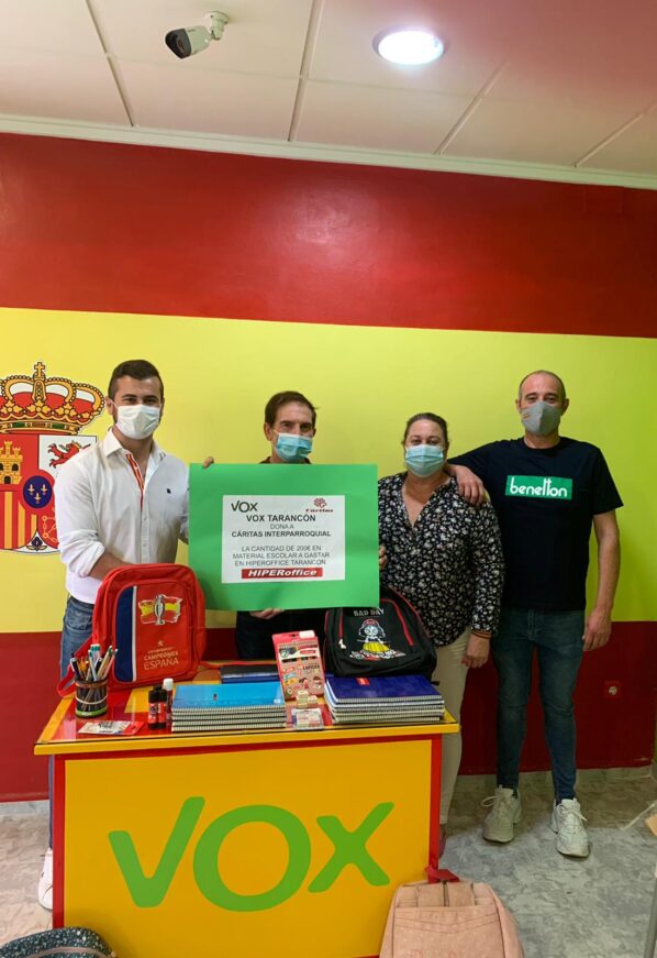 VOX entrega a Cáritas el material escolar recogido en la campaña en Tarancón