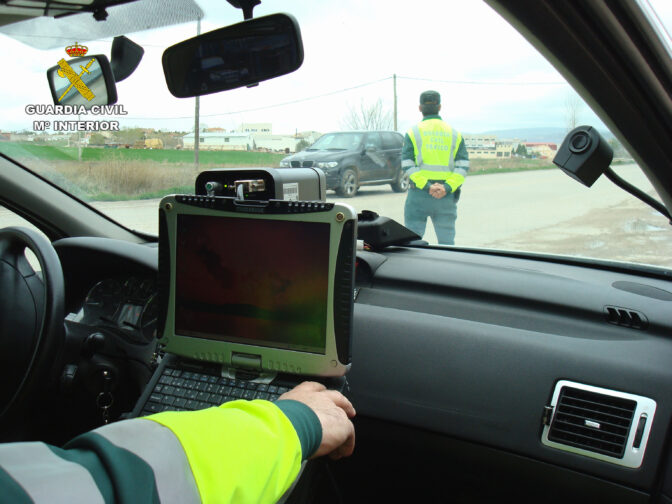 La Guardia Civil investiga a una persona  que conducía a 215 km/h
