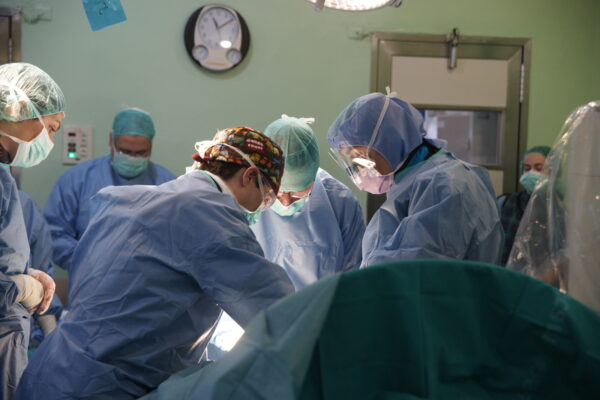 Un estudio realizado en el Servicio de Traumatología del Hospital de Cuenca confirma la efectividad de la cirugía del hallux valgus en la mejora de la calidad de vida