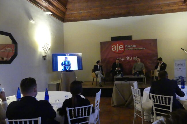 Unos cincuenta empresarios asistieron al debate de modelos de inversión tras el covid organizado por AJE