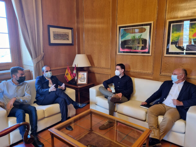 El presidente de las Cortes regionales recibe a los alcaldes de Cabanillas y Horche para analizar la problemática de la ocupación ilegal de viviendas