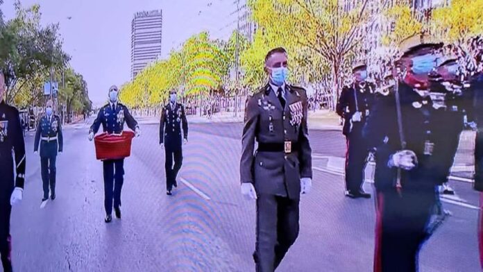 Un año más, el taranconero, Enrique Calonge Pizarro, portó la bandera de España para su izado antes del Desfile Militar del Día de la Fiesta Nacional