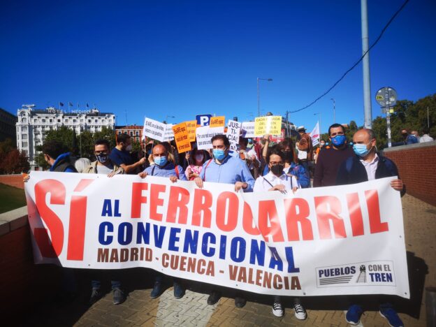 Más de 50 optenses defendieron el ferrocarril en Madrid
