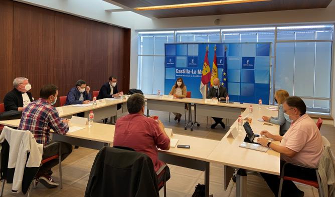 El Gobierno regional y los representantes de los trabajadores de la Mesa Sectorial inician el proceso de negociación para la recuperación de la carrera profesional en el SESCAM