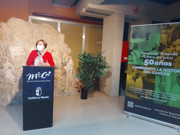 La Asociación en Cuenca recoge en una exposición algunos de los avances científicos más importantes en sus 50 años investigando el cáncer