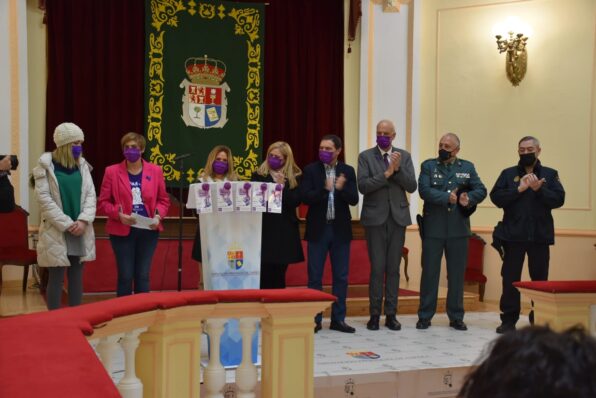 La Diputación acoge la lectura del manifiesto contra la Violencia de Género que ha sido leído por una mujer que ha sufrido este maltrato