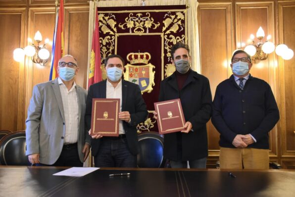 Martínez Chana y los representantes de los bomberos firman el convenio colectivo que llevaba caducado desde 2015