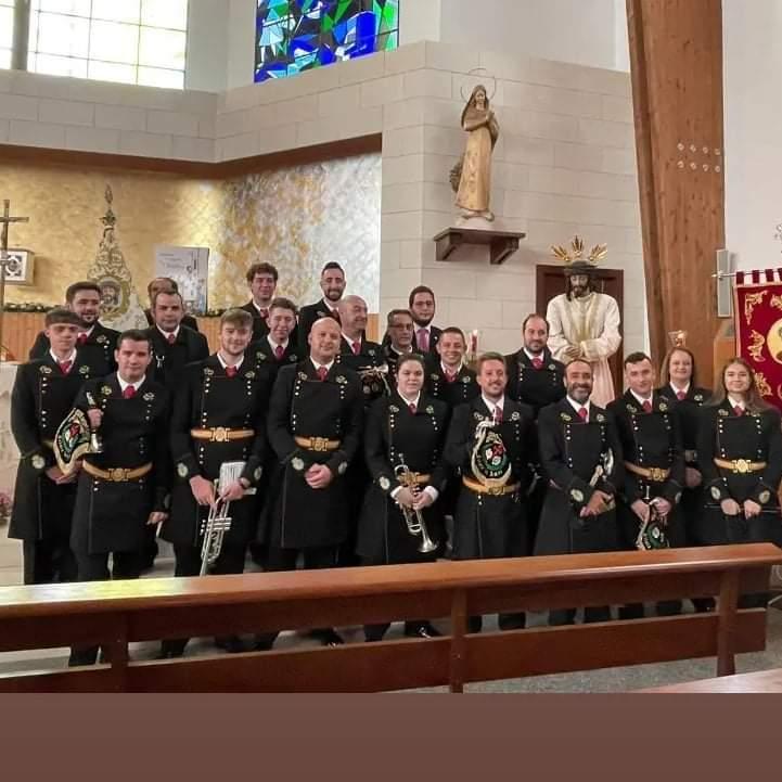 El pasado fin de semana, festividad de Cristo Rey, la Banda de  tambores y Cornetas Cristo del Amor, volvió a vestir su uniformidad para ofrecer el primer concierto Pos Covid en el templo San Víctor y Santa Corona, donde se venera la imagen titular de la Hermandad
