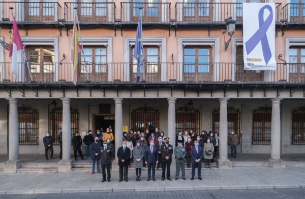 Los trabajadores y trabajadoras de la AGE  guardan un minuto de silencio por las víctimas de la violencia de género a las puertas de la Delegación del Gobierno