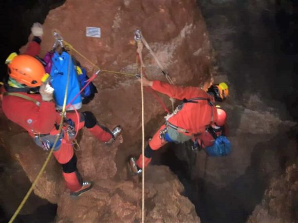Los bomberos provinciales se forman en espeleosocorro en un simulacro organizado por la FCME en la localidad de Valsalobre