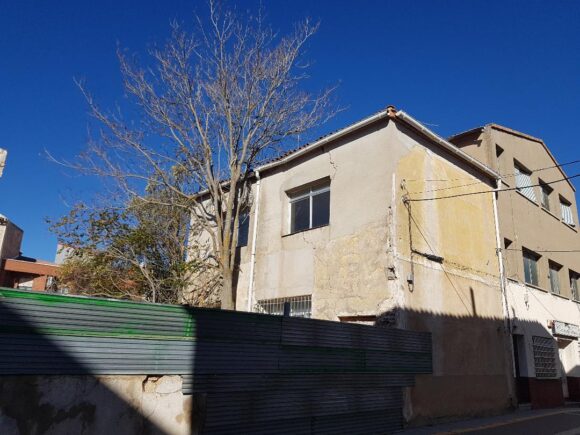 Otro edificio que  se nos “cae”, no es rico en estilo y arquitectura, pero si esta cargado de nostalgia, añoranza y pequeñas historias y esta ubicado en el casco antiguo, las Escuelas Parroquiales y el Bar de Cordones