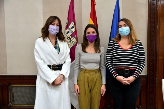Irene Montero y Ángela Rodriguez se reúnen con la  consejera de Igualdad y portavoz del Gobierno de  Castilla-La Mancha, Blanca Fernández
