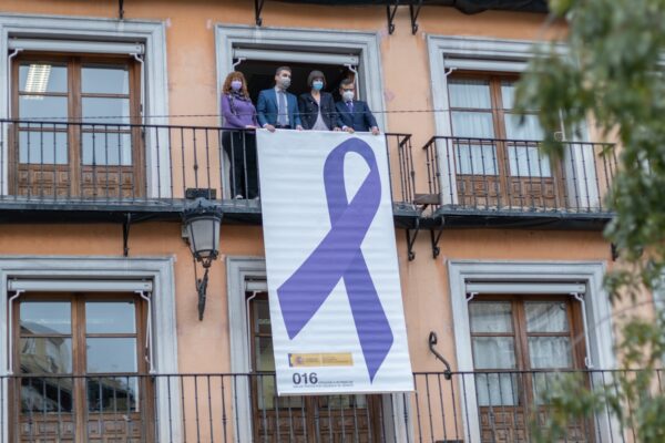 El delegado del Gobierno despliega un gran lazo morado en la fachada de la Delegación del Gobierno como inicio oficial de los actos por el 25N