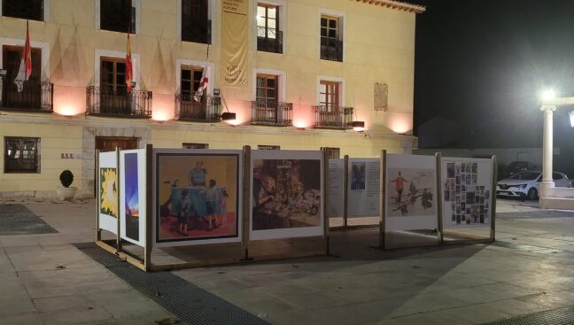 La Exposición itinerante «Artistas Taranconeros: reflejos de una ciudad» está durante estos días en la Plaza del Ayuntamiento