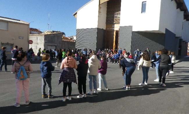 Arranca el curso en la Olimpiada de la Paz. Decenas de niños y niñas entre los 7 y 14 años de edad, toman parte en el movimiento infanto-juvenil. Vuelve tras el parón del curso pasado por la Covid 19, adoptando las medidas sanitarias actuales.