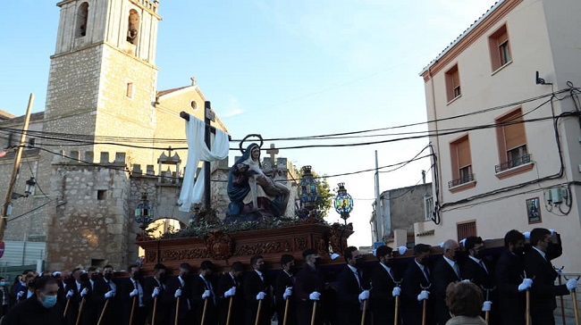 El nuevo Paso de la Piedad, de la Hermandad Nuestro Padre Jesús de Nazareno, procesiona por vez primera en todo el recorrido en Tarancón, entre el fervor, la devoción y ambiente de respeto por las calles de la Ciudad.