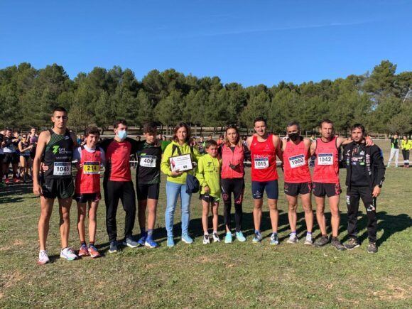 Nuevo homenaje recuerdo del atletismo conquense a Ismael Manzanares, en el circuito Juan Carlos de la Ossa, en la primera prueba del IV Circuito de Campo a Través de Cuenca, el CD Tarancon y Run Faster entregaron una placa a los familiares y se guardó un minuto de respetuoso silencio