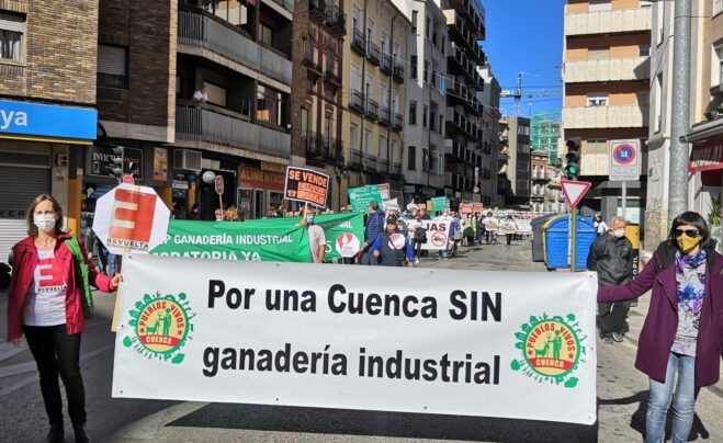 Más de mil personas rechazan en Cuenca la «venta» de los pueblos a la ganadería industrial