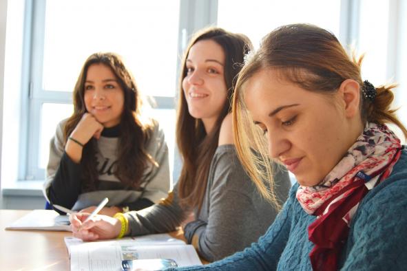 En torno a 4.000 alumnas y alumnos de la región realizarán de forma gratuita las pruebas para obtener el certificado B1 en idiomas