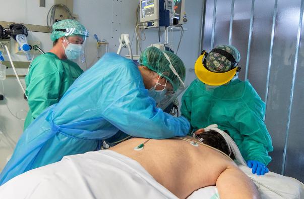 Reducción de nuevos contagios de Coronavirus en Cuenca hoy 28, 20 menos que ayer, la situación hospitalaria se mantiene en 5 pacientes en cama convencional y 2 en UVI