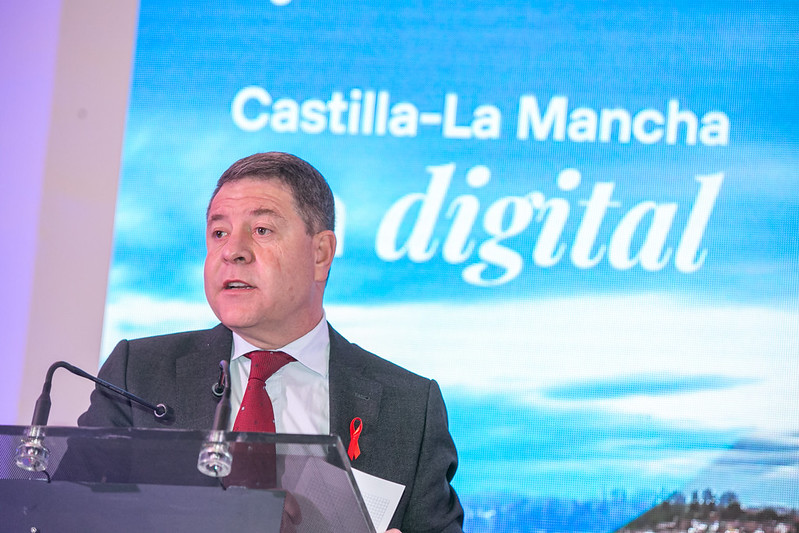 García-Page se propone, de cara a 2025, la conectividad digital en toda la región, la desaparición de los libros de texto en los centros educativos y la supresión del papel en la Administración pública