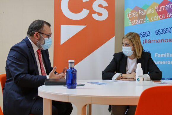 Picazo reivindica protección y bajadas de impuestos para todos los modelos de familias en Castilla-La Mancha