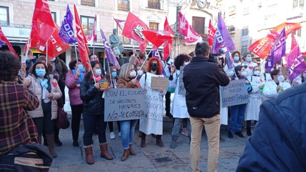 UGT Ciudad Real y CCOO se concentran en la puerta de FECIR en defensa de la negociación del convenio colectivo provincial del sector de Atención a Domicilio