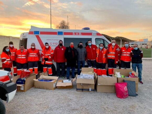 La Escuela de fútbol Jesús de la Ossa, entrega a Cruz Roja, decenas de juguetes para su distribución entre los niños necesitados