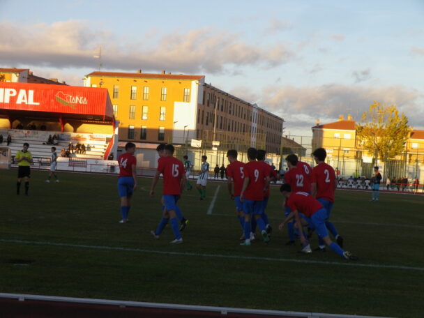 Trabajada, corta y justa victoria del equipo Juvenil de la EF Jesús de la Ossa ante el Bolañego 1-0 Mereció mas el conjunto taranconero en el ultimo encuentro del año en casa
