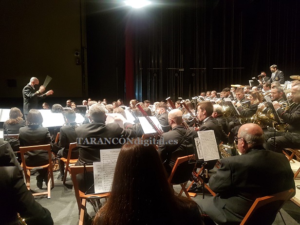 Magnífico concierto de Navidad de la Banda de Música de Tarancón con la colaboración de Coral Malena que reúne a buena parte de la sociedad taranconera en su XXX edición