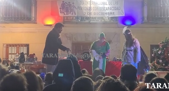 La Navidad llegaba este sábado a Tarancón con el encendido de la iluminación y el mercadillo a la Plaza del Ayuntamiento