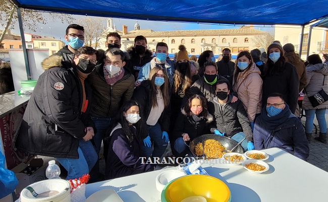Juventudes Socialistas de Tarancón logró repartir más de 200 raciones de migas y una recaudación de 800 euros para la isla de La Palma