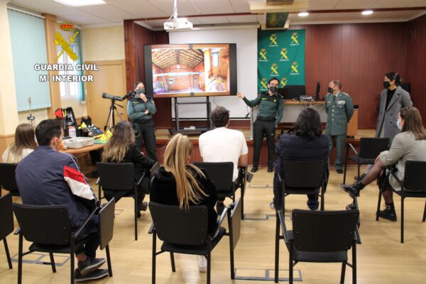 La Guardia Civil de Cuenca recibe la visita  de alumnos de la UCLM