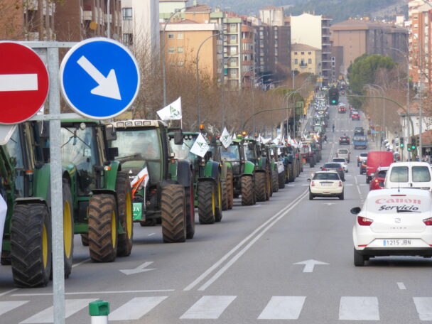 Unos 200 tractores y vehículos se movilizan por el futuro del campo en Cuenca