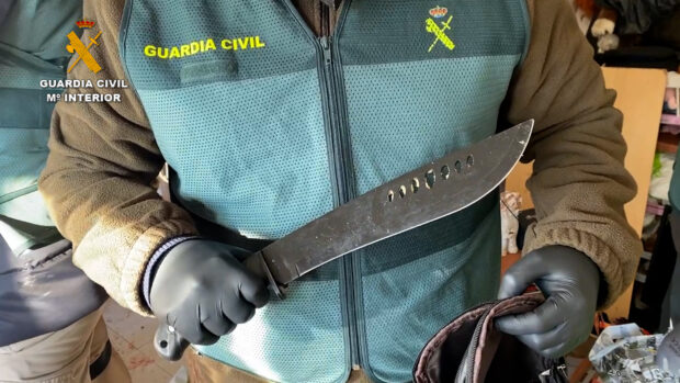 La Guardia Civil detiene a un peligroso delincuente armado en Alcabón