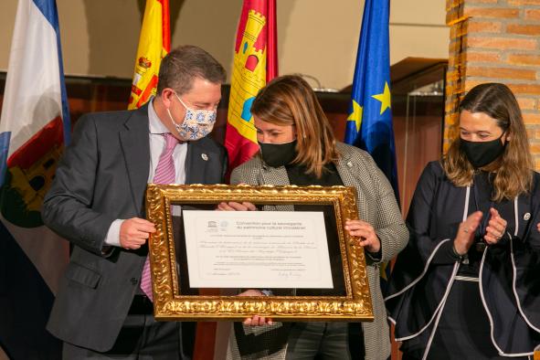 García-Page reconoce el “alcance patrimonial universal” de la cerámica de Talavera y Puente y lamenta que haya quien use las señas de identidad “para dividir”