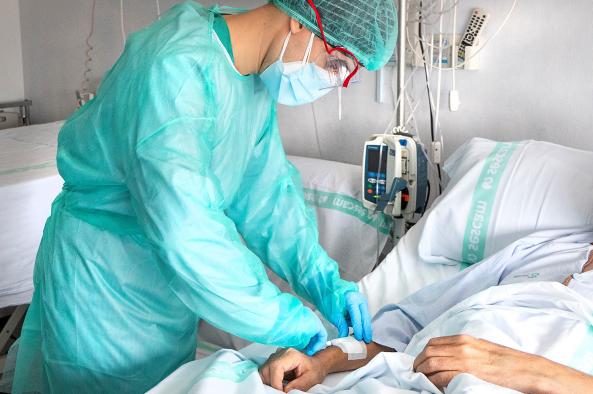 136 nuevos contagios Covid en la provincia de Cuenca, sube la presión hospitalaria con 16 pacientes en cama convencional y se mantiene estable en cuidados intensivos con 4 pacientes ingresados.
