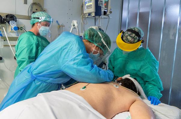 La provincia de Cuenca suma hoy 237 nuevos contagios Covid, baja el número de ingresados en cama convencional a 15 uno menos que ayer, mientras que sigue estable la situación en UVI con 4 pacientes que necesitan respirador.