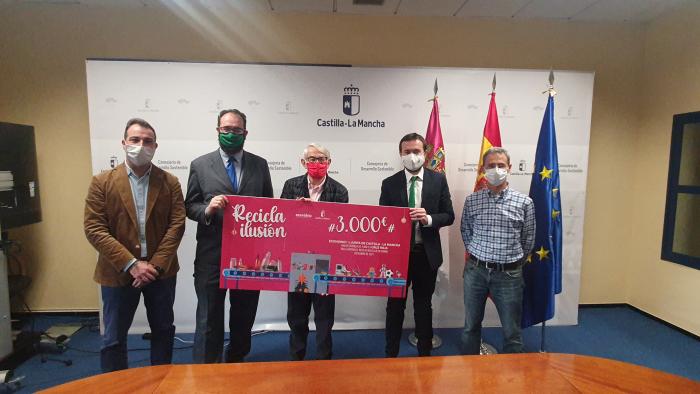 La Junta y Ecovidrio colaboran en la campaña ‘Recicla ilusión’ donando a Cruz Roja 3.000 euros para juguetes educativos a niños y niñas de familias vulnerables