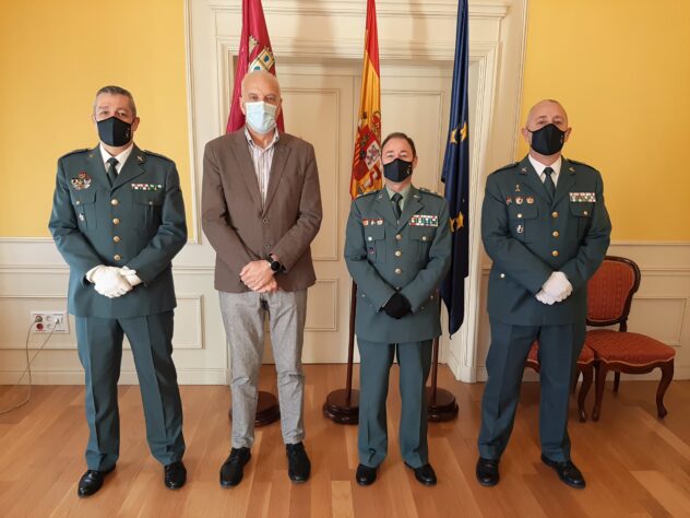 El subdelegado del Gobierno recibe a los comandantes de la Guardia Civil, Carlos Martínez y Pedro Pablo de la Fuente, tras su reciente ascenso