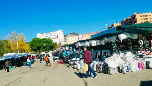 El grupo popular acusa a Dolz de desidia al dejar de cobrar más de 60.000 euros por los puestos del mercadillo