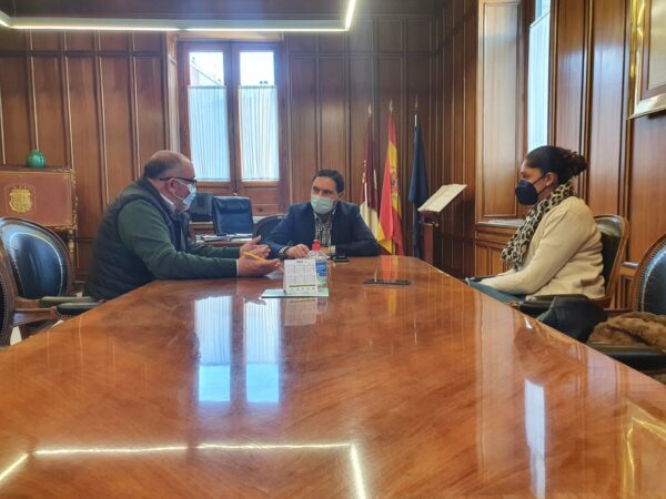 La Diputación de Cuenca ayuda al Ayuntamiento de Albendea en el diseño de su nuevo escudo heráldico y su bandera