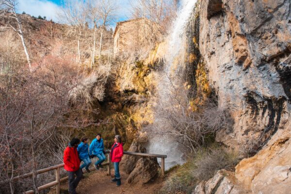 La cascada del molino de Tragacete y el paloteo de Iniesta serán las imágenes de los calendarios provinciales en el 2022