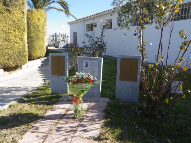 La Asociación para la recuperación de la Memoria Histórica de la provincia de Cuenca, en un sencillo  y emotivo acto, recuerda a las victimas del franquismo,  en la renovación de las placas instaladas en el Cementerio Municipal Santa Marina