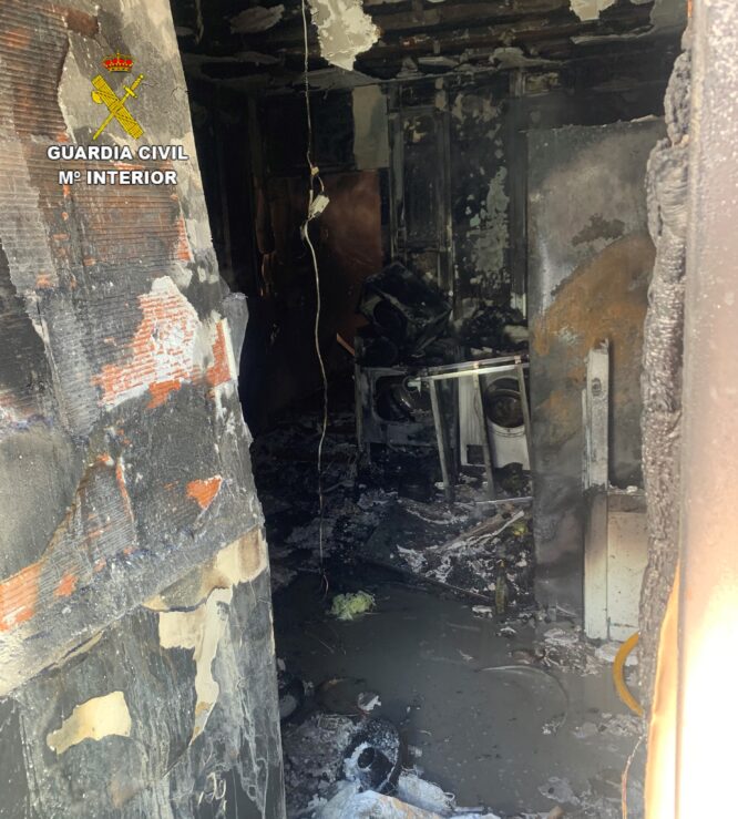 La Guardia Civil rescata a dos personas nonagenarias tras el incendio de su vivienda