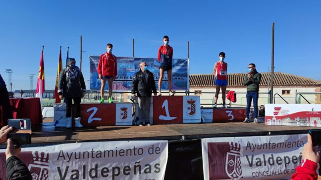 David de la Cruz (absoluto) y Javier Gómez (sub 18) del CD Atletismo Tarancon,  segundo y tercero en el Campeonato Regional Individual de Cross en Valdepeñas (C. Real)