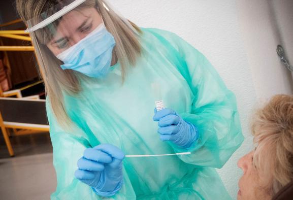 Cuenca suma hoy 721 nuevos contagios Covid, la mitad que ayer, hay 49 pacientes en cama convencional 5 más que ayer y 4 en cuidados intensivos uno más que ayer