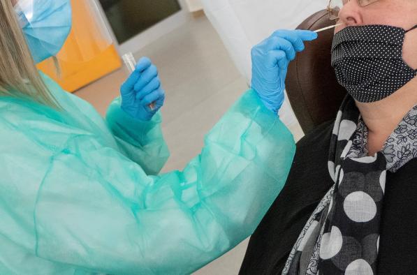 El fin de semana deja en Cuenca 2 fallecimientos por Covid y 1.479 nuevos contagios, hay 48 pacientes en cama convencional y 2 en cuidados intensivos