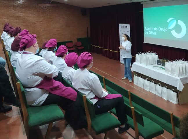 Alumnos de hostelería reciben formación sobre Aceite de Orujo de Oliva
